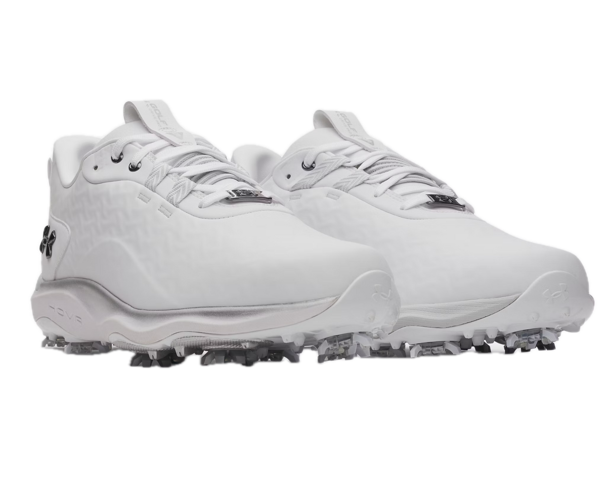 Chaussures de golf sans crampons Under Armour Drive Pro Clone SL White - paire en trois-quarts avant | #color_blanc/metallic-silver
